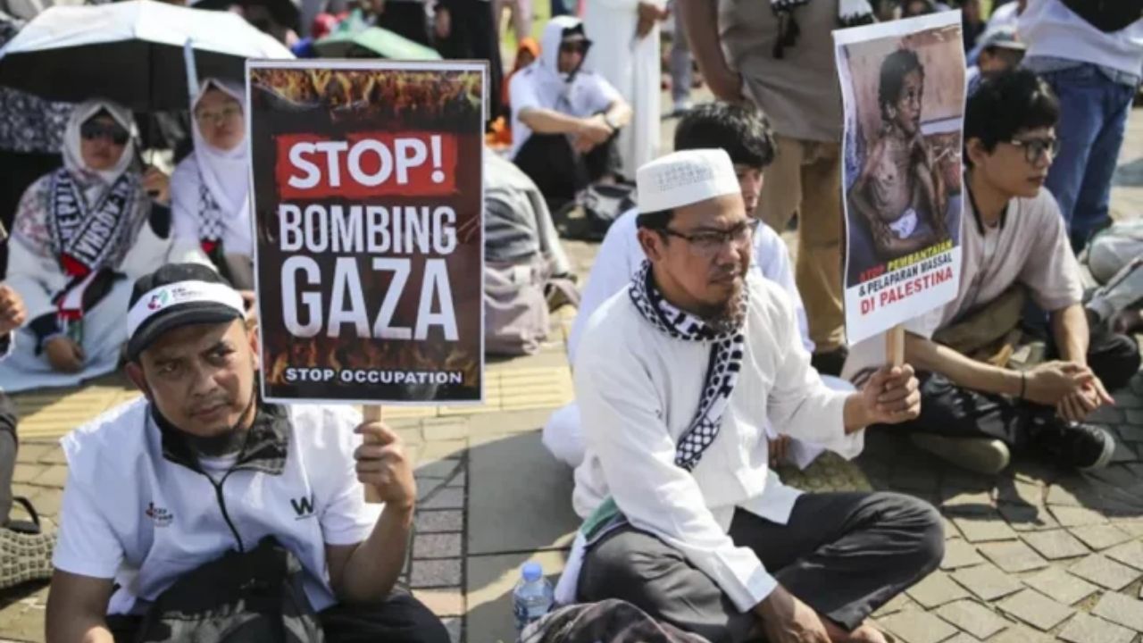 গাজায় গণহত্যা বন্ধের দাবিতে জাকার্তায় হাজারো মানুষের বিক্ষোভ